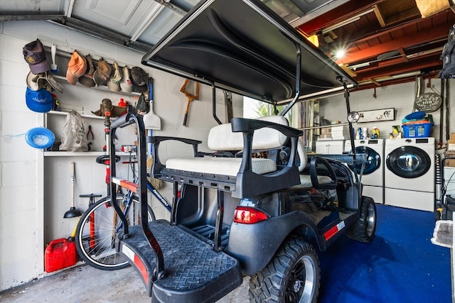 garage featuring washing machine and clothes dryer