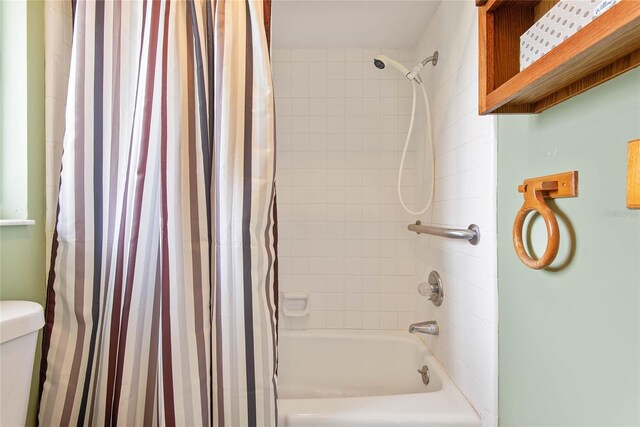 full bath featuring toilet and shower / bathtub combination with curtain