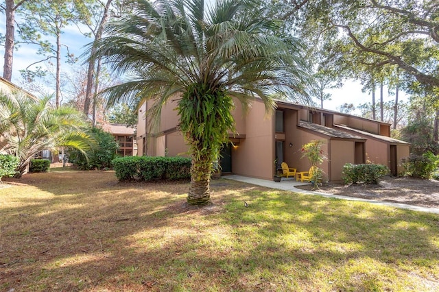 view of front of property featuring a front lawn