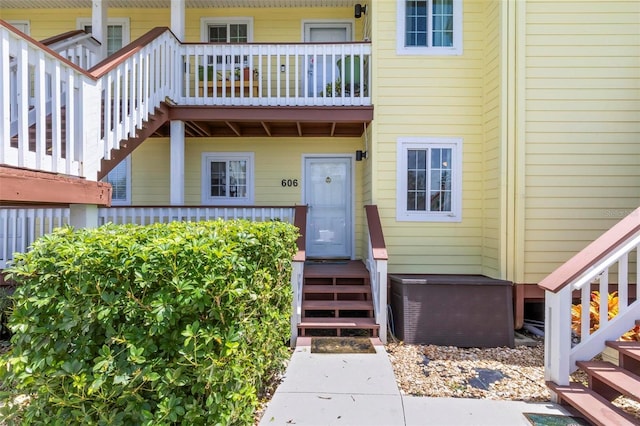 property entrance featuring a balcony