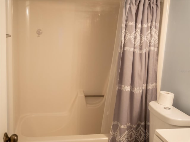 full bathroom featuring shower / bathtub combination with curtain