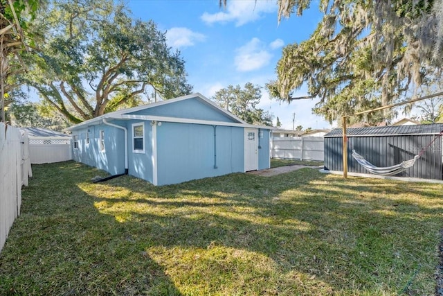 view of yard with an outdoor structure