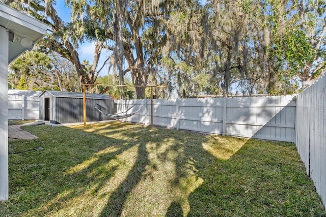 view of yard featuring a storage shed