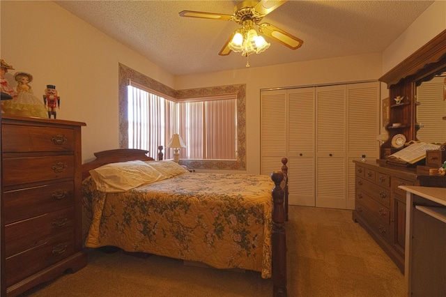 bedroom with ceiling fan, a closet, a textured ceiling, and carpet flooring