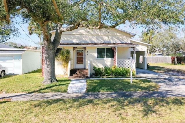 view of front facade with a front yard