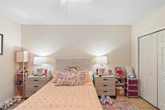 bedroom featuring ceiling fan, a closet, and a textured ceiling