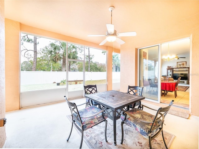 sunroom with ceiling fan