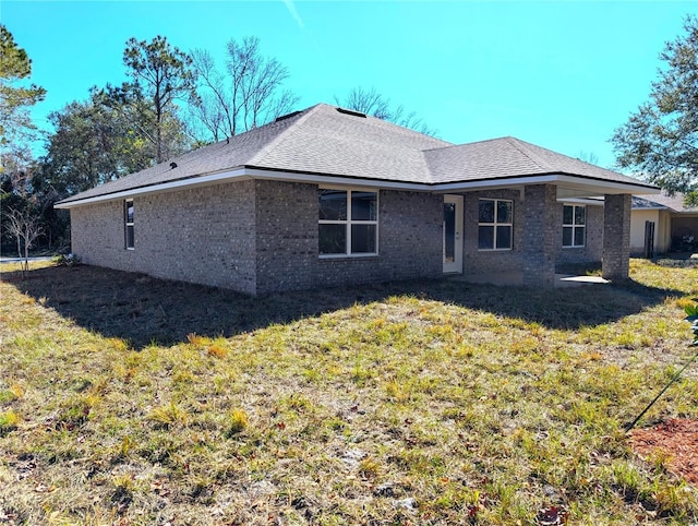 back of house featuring a lawn