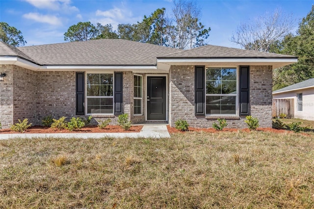 view of front of property featuring a front yard