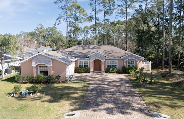 ranch-style house featuring a front yard