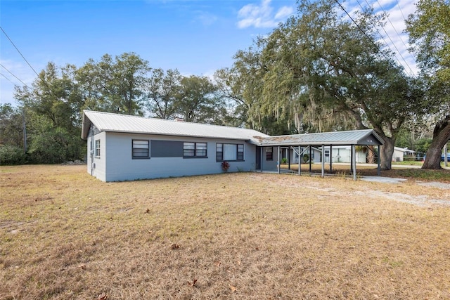 view of front of house with a carport and a front yard