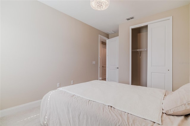 bedroom with carpet flooring, visible vents, baseboards, and a closet