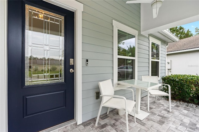 property entrance with ceiling fan and covered porch