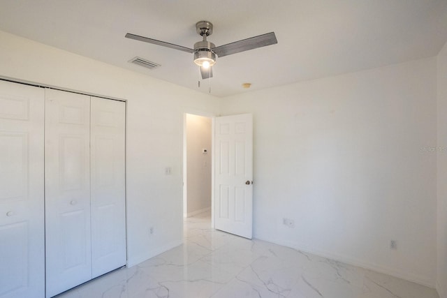 unfurnished bedroom featuring ceiling fan and a closet