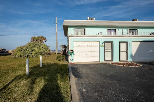 view of front of property featuring aphalt driveway