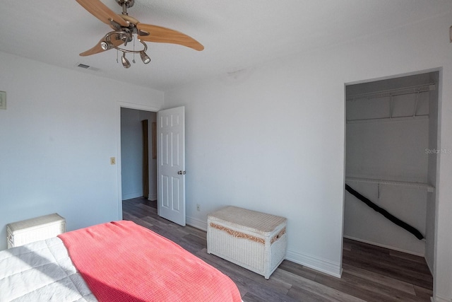 bedroom featuring baseboards, visible vents, ceiling fan, dark wood-type flooring, and a closet