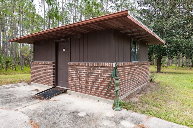 view of outdoor structure featuring a yard