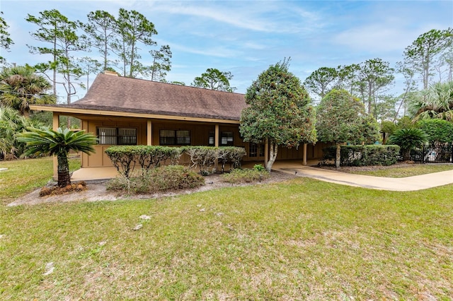 view of front of property featuring a front lawn