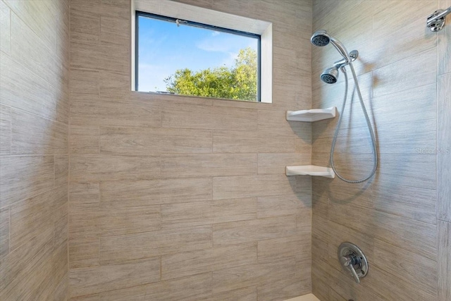 bathroom featuring a tile shower