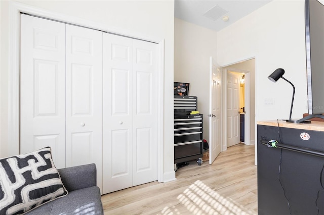 living area with light hardwood / wood-style flooring