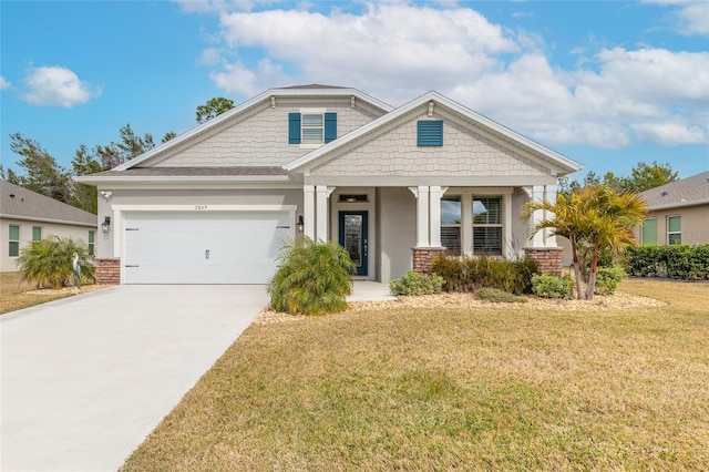 craftsman inspired home featuring a front yard