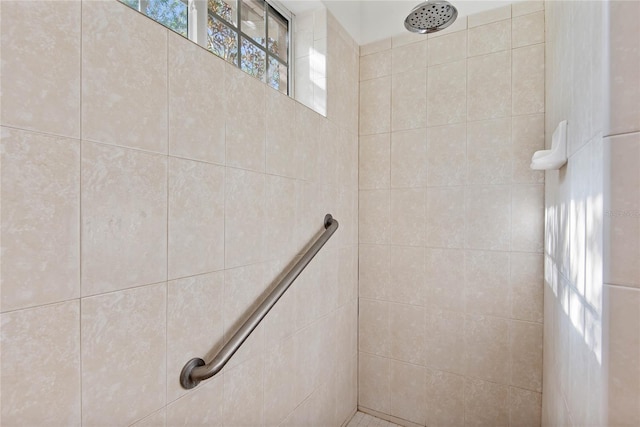 bathroom featuring a tile shower