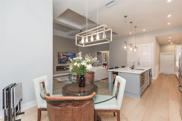 dining area featuring recessed lighting, light wood-type flooring, visible vents, and baseboards