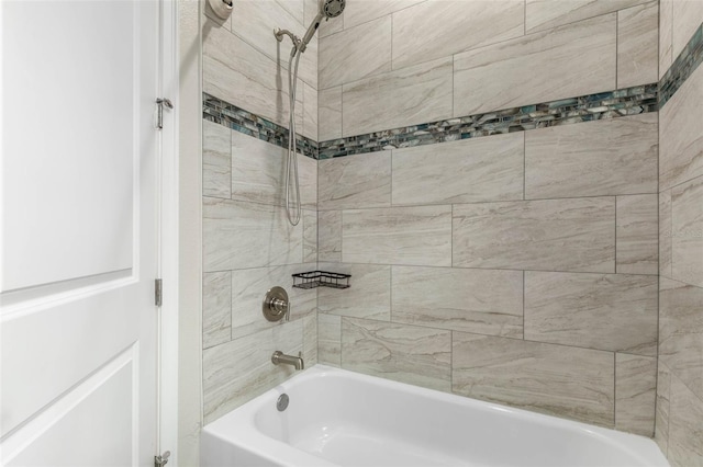 bathroom with tiled shower / bath