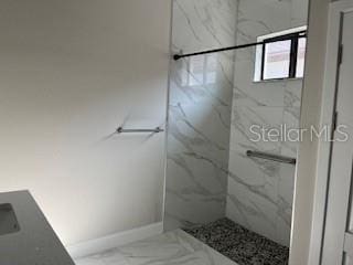 bathroom featuring a tile shower