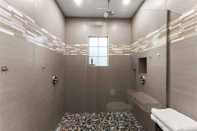 bathroom featuring tiled shower