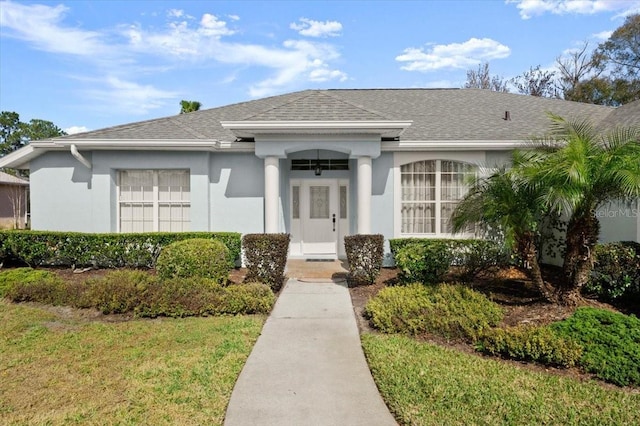 view of front of property featuring a front lawn