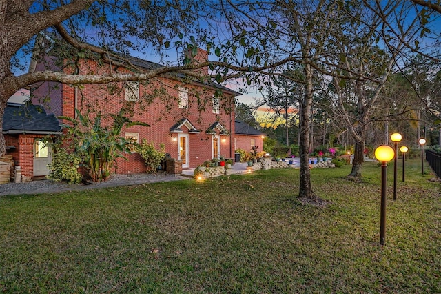 view of yard at dusk