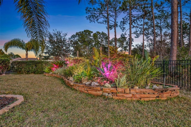 view of yard at dusk