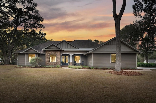 craftsman house featuring a lawn