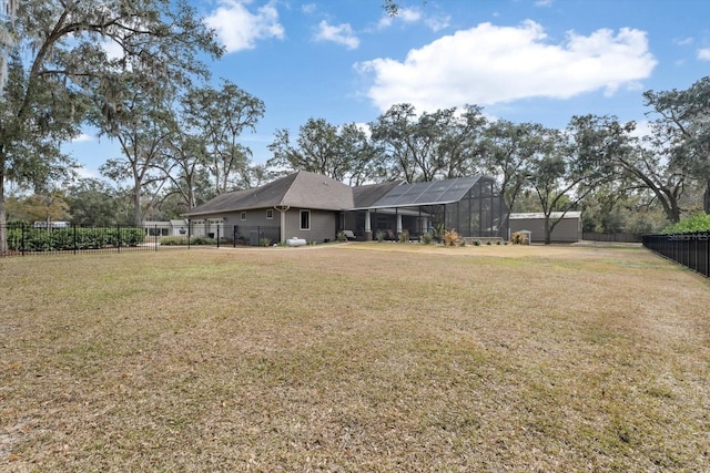 view of yard with an outbuilding