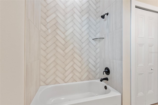 bathroom with tiled shower / bath combo