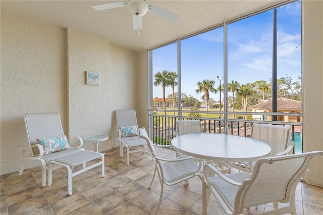 sunroom with ceiling fan