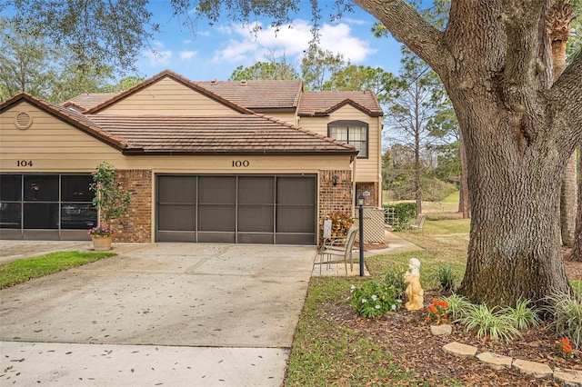 view of front property featuring a garage