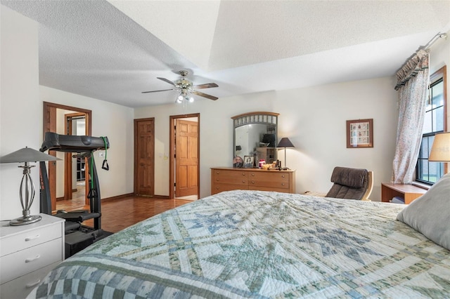 bedroom featuring ceiling fan and a textured ceiling