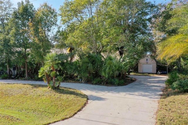 view of front of house featuring a storage shed and a front lawn