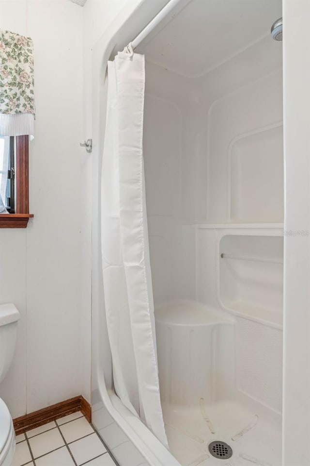 bathroom featuring a shower with curtain and toilet