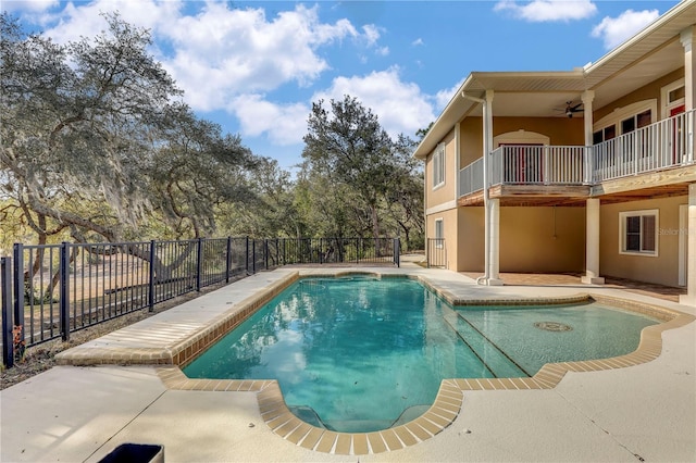 view of pool featuring ceiling fan and a patio area