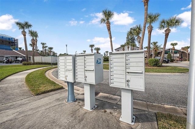 view of property's community featuring mail boxes