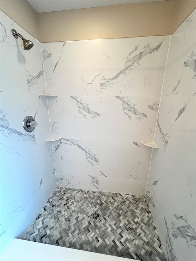 bathroom featuring tiled shower