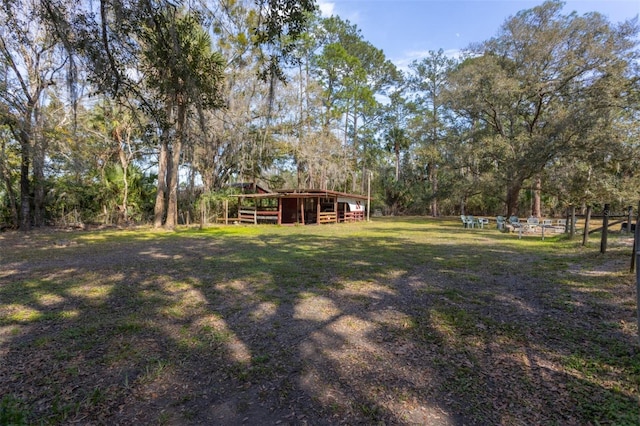 view of yard with an outdoor structure