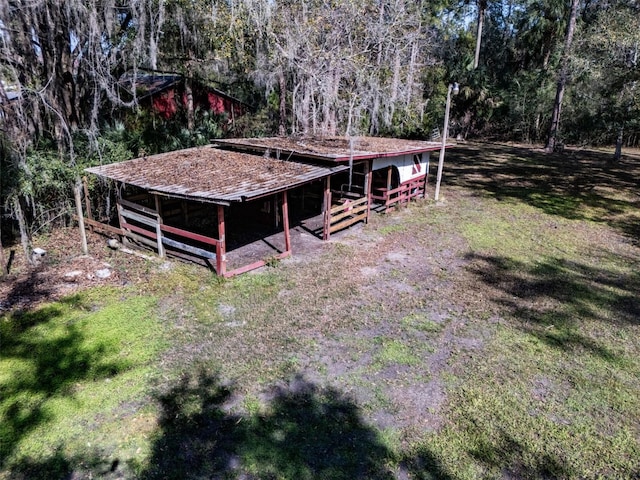 view of yard featuring an outdoor structure