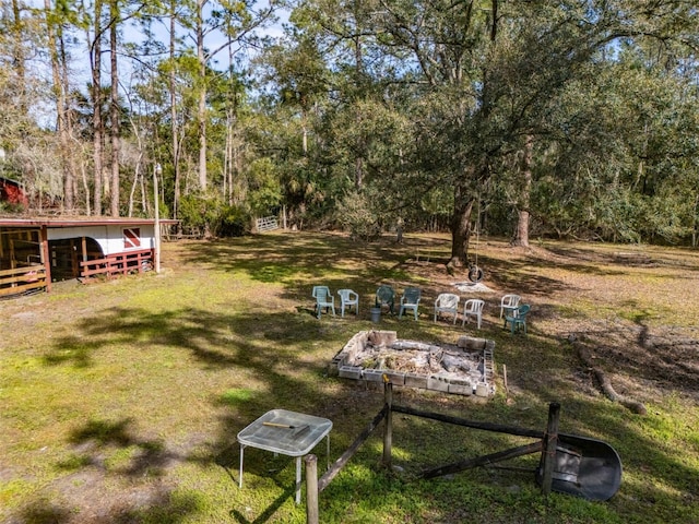 view of yard featuring an outbuilding