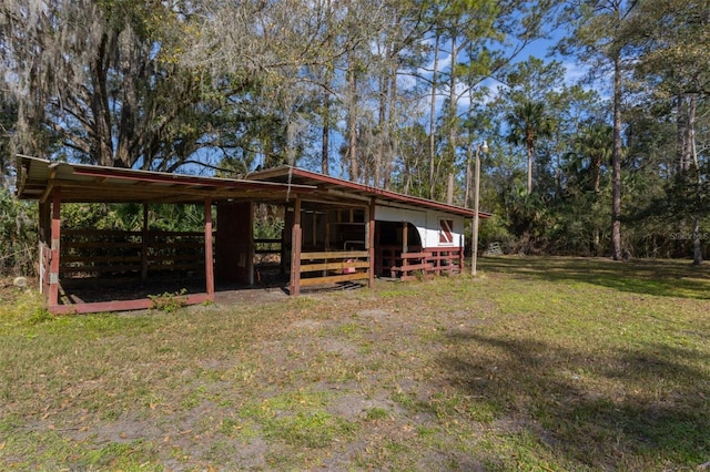 view of front of home featuring an outdoor structure