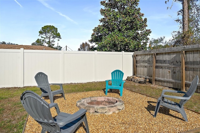 view of yard featuring an outdoor fire pit