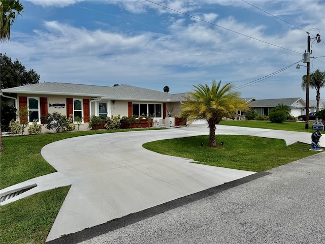 15 Cloverdale Ct S, Palm Coast, FL 32137 - ranch-style house featuring curved driveway and a front yard